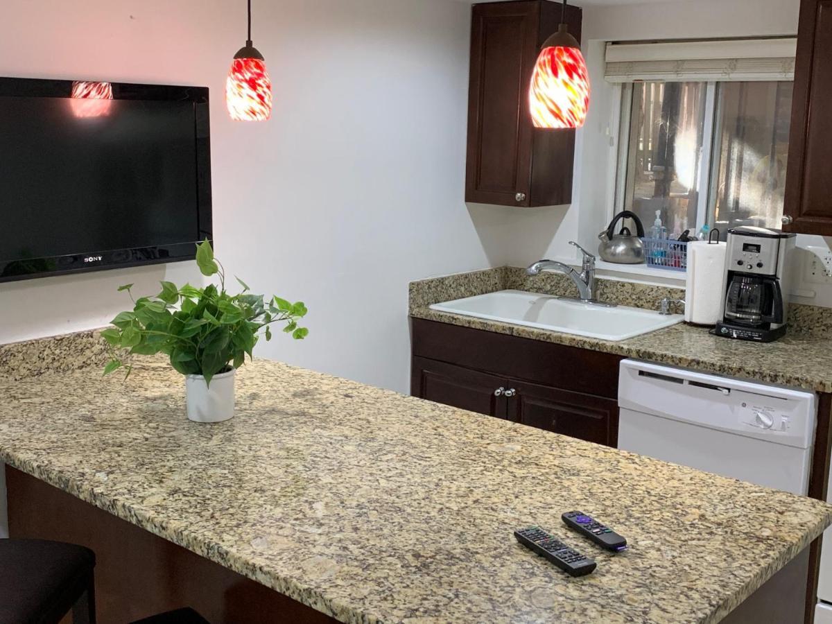 Renovated English Basement 2Bdrm Home Near Metro Вашингтон Экстерьер фото